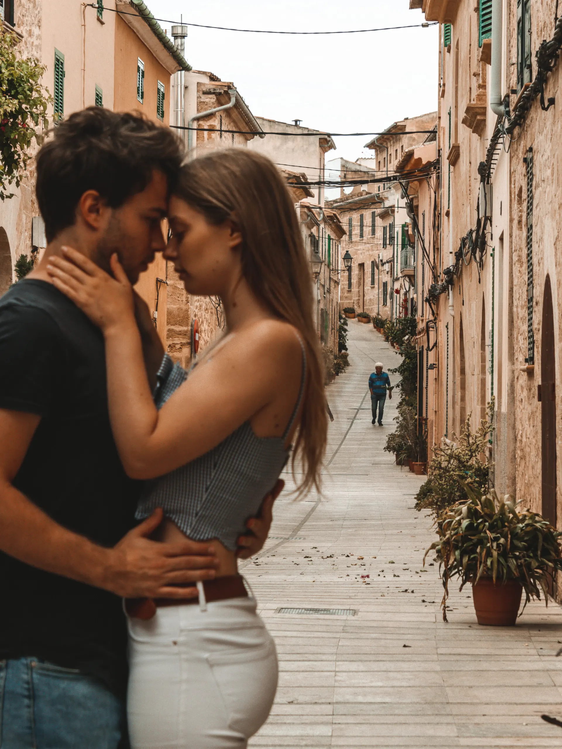 Alcudia mallorca old town street travel couple lukas and lore - things to do in mallorca